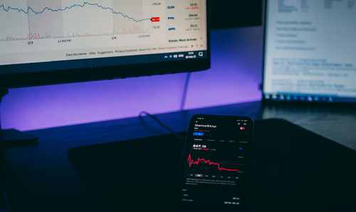 股市出现绿色十字星